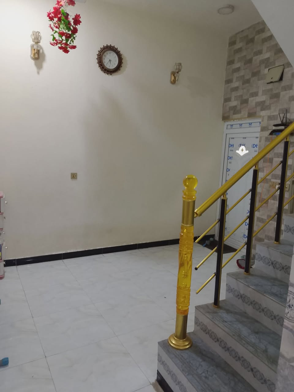 البيت للبيع طابو صرف 100 متر مربع 10في 10 طابقين حي الجامعه بناء 2023 4 غرف نوم استقبال مطبخ صاله عدد 2 صحيات داخل وخارج مطلوب اسكان سعر على واتساب فقط ***********
