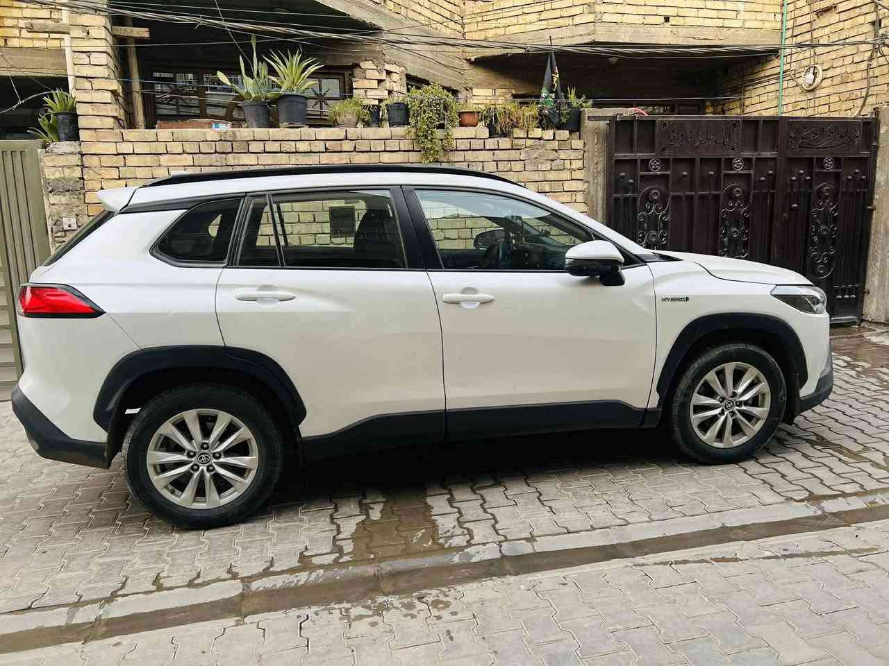 السلام عليكم للبيع كورلا كروس ياباني خليجي موديل 23 لون ابيض صدفي والداخل لونين اسود وماروني بلادي محرك 1800 مواصفات بصمة وفتحة وكامرة وشاشة  وحساسات خلفية وكشافات ضباب بلادية وشاشة اعطال وتحكمات ستيرن ومثبت سرعة واشاير مري ومري شفط وسبير ويل كب بلادي وتبريد قطعتين ثلج بيها صبغ كما موضح بالسونار بدون دواخل وبدون ايرباك طخة خفيفة ونصبغن بلاديات السعر 173$ للاستفسار الاتصال واتساب *********** مكاني بغداد الطوبجي
