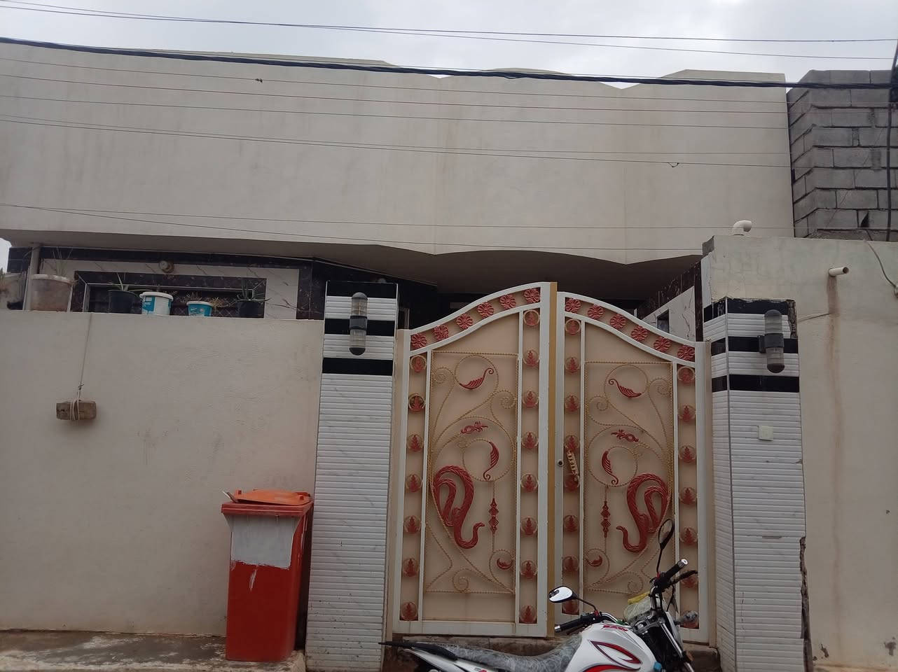 سلام عليكم
بيت للبيع
المساحه ١٦٥.
التفصيل
غرفتين نوم  وصاله واستقبال ومطبخ ومجمع صحيات
الموقع بل زراعي قرب علاوي حتروش🌹
 طابوسند زراعي سند ٢٥
الاستفسار***********
