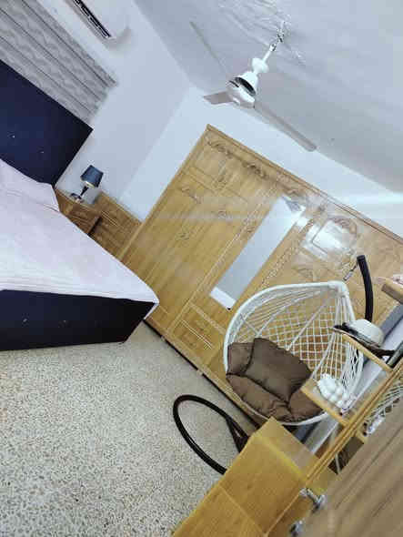 السلام عليكم   غرفة اخشاب للبيع خشب ثقيل جداً  حطاطه للبيع العنوان حي صدام  السعر مليون ونص قفل ***********
