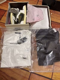 حذاء ٤٤ • تيشيرت ابيض • تيشيرت اسود