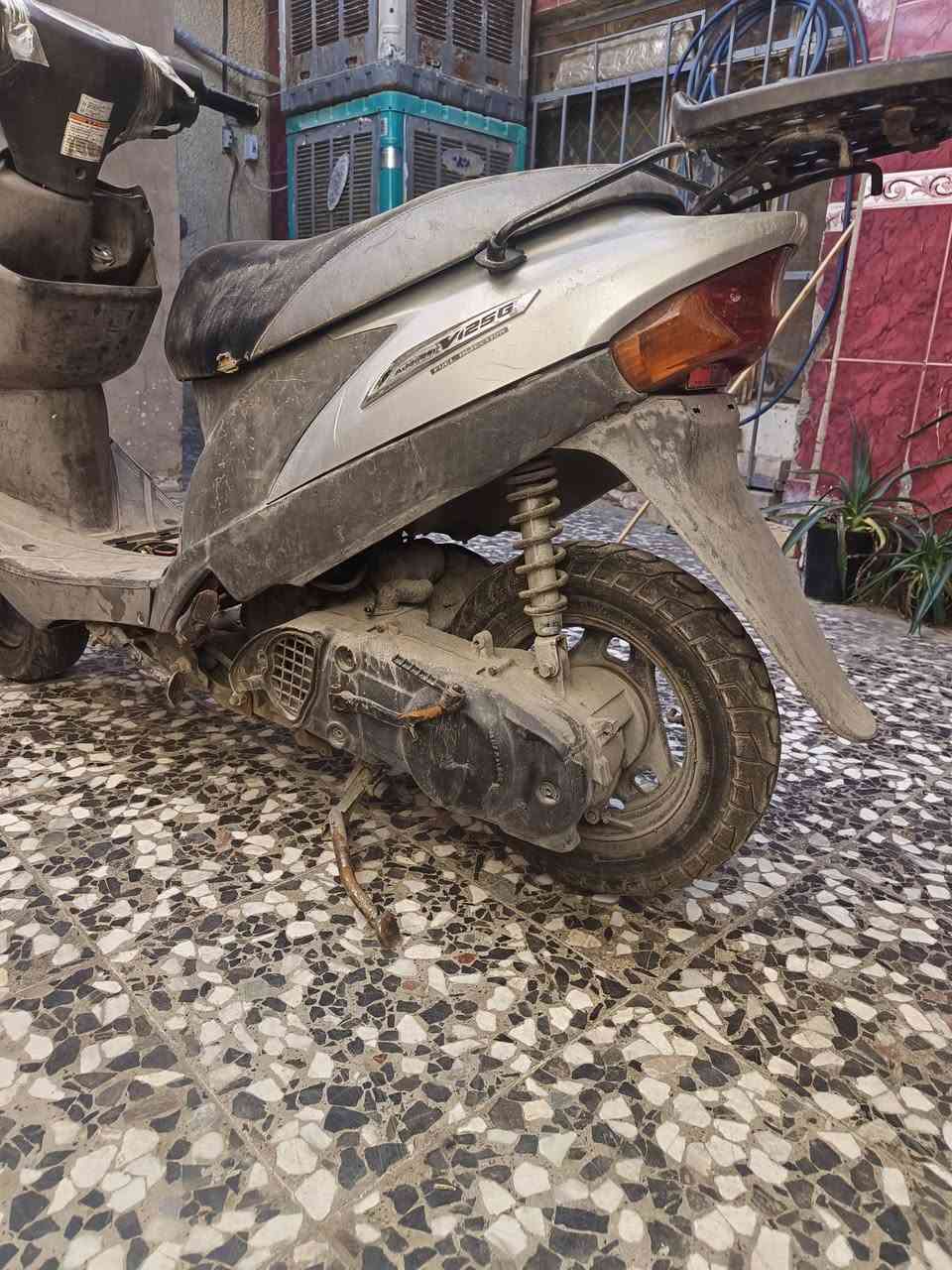 السلام عليكم الدراجه متروكه 
ابيع كوم حديد ***********
اوصلكياهه الباب البيت
