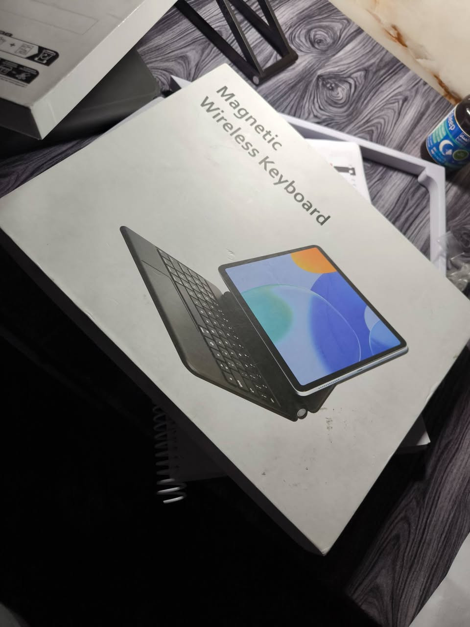 للبيع: كيبورد ماجيك مغناطيسي (Magic Keyboard Style) لجهاز iPad Pro 12.9 - استخدام يوم واحد - بحالة الجديد!
للبيع كيبورد ذكي ومغناطيسي بنمط "Magic Keyboard" الفاخر، مصمم خصيصاً لأجهزة آيباد برو 12.9 إنشك، 
الكيبورد مستخدم سبوع كل أعراضه موجوده وحرفيا أخو الجديد

أبرز المميزات:
تصميم مغناطيسي طائر (Cantilever): ثبات عالي وزاوية مشاهدة مريحة جداً، يتحول الآيباد لابتوب بالكامل.
تاتش باد (Trackpad) مدمج: يدعم كافة إيماءات نظام iPadOS والايبادات الاخره الحديثة لتجربة تصفح سلسة.
إضاءة خلفية للأزرار (Backlit Keys): تظهر في الصور بوضوح، لسهولة الكتابة في الأماكن المظلمة.
تجربة كتابة احترافية: أزرار مريحة وهادئة توفر استجابة سريعة.
توافق تام: يتصل عبر البلوتوث ويتكامل فورياً مع الجهاز.
سعره 110 
متوفر توصيل.
تواصل واتس***********
