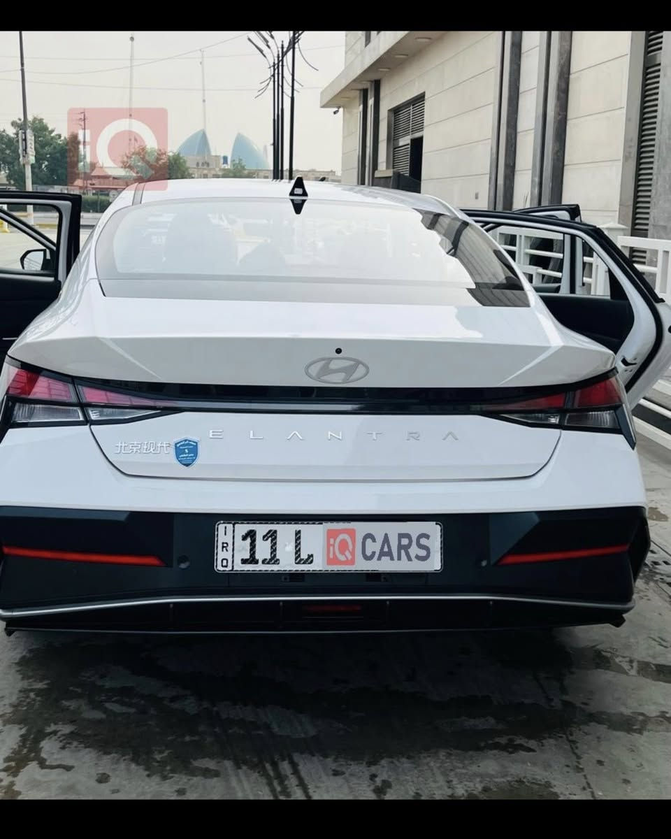 السلام عليكم هونداي الإنترا2025
سياره فول موصفات 
ردار امامي وردار خلفي 
داخل اسود 
محرك1500
ماشيه 7000كيلو 
***********
