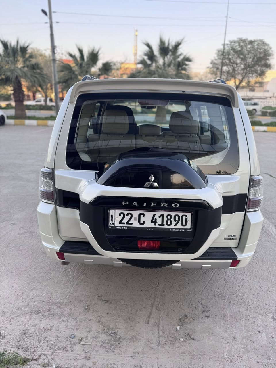 بسم الله الرحمن الرحيم
للبيع باجيرو موديل 2017 
الموصفات حبتور المعروفه
فول فول 1/1
السياره مكفول عام من الضربة والصبغ والتكحيل والخدوش 
المحرك والگير برغي مامفتوح علي وضع 
الشركة بصورة جيدة جدا 
السياره ماشيه 114 كم حقيقي 
دواخله وخارجي نظيف 100/100
4 تايرات جديده تبريد والتدفئة شغال
2 سويج الشركة معها
رقم اربيل الدولي جديد
السياره بقضاء كلار تابع محافظة السليمانية 
تحويل وكالة حاضر السعر 205$ ومجال قليل ***********
