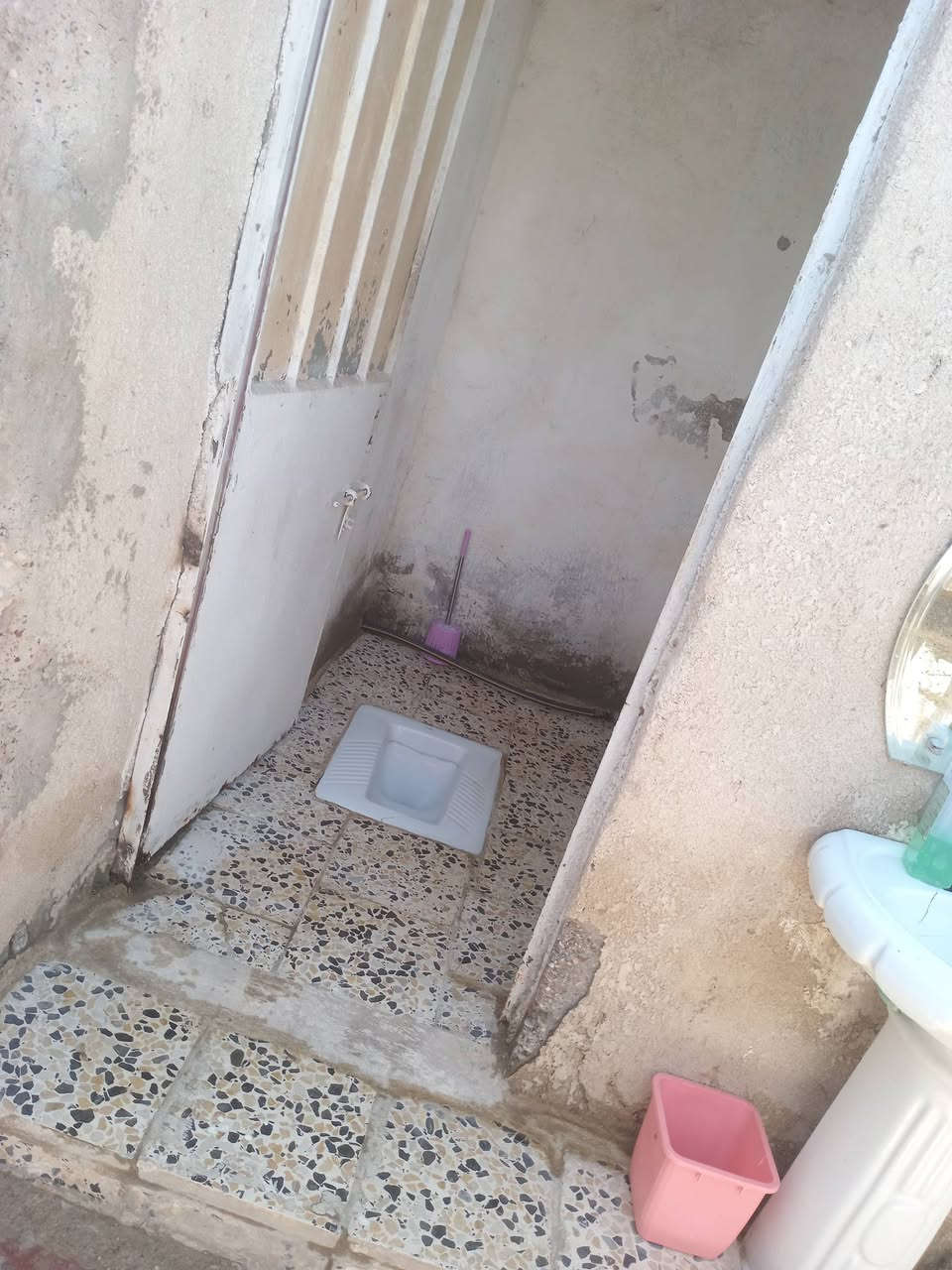 سلام عليكم مكلف بلنشر بيت لبيع تجاوز نص قطعة واسط نعمانية صعدة مال جمهورية غرفتين كبار وترك وصحيات وطارمة سعرة 10ملاين وبي مجال رقم صاحب البيت ***********
