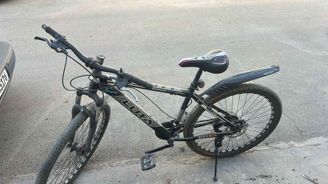 بايسكل للبيع كنت جبلية نظيف حجم 28 السعر 100 الف وبي مجال مكاني بغداد الامين الثانيه رقم تلفون ***********
