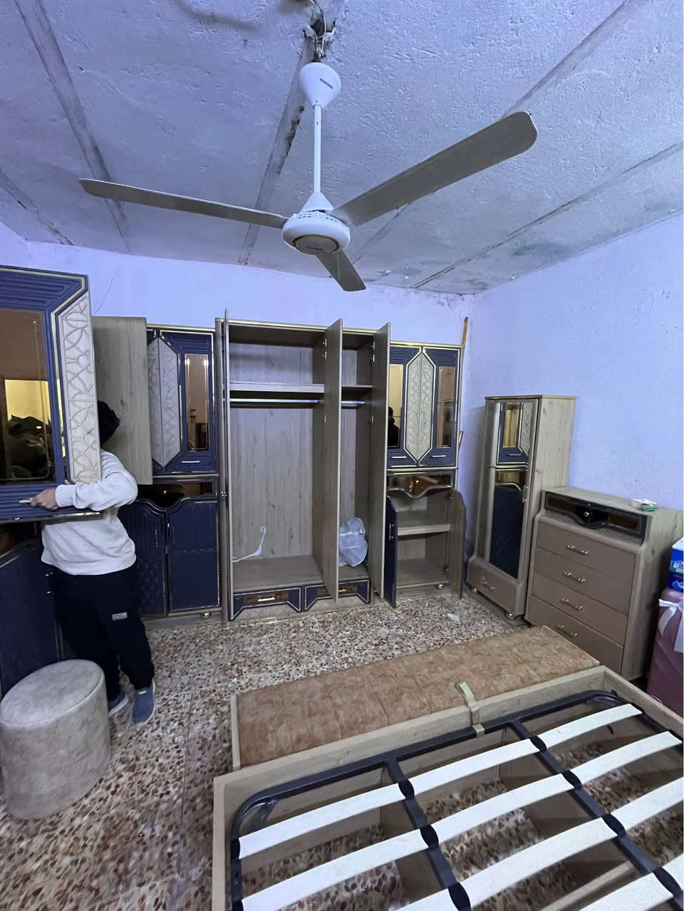 نجار فتح وشد جميع الغرف النوم والمنزلي مع كادر متخصص نقل وتحميل وفتح وشد داخل العماره استفسار اتصل *********** عمارة, ميسان
