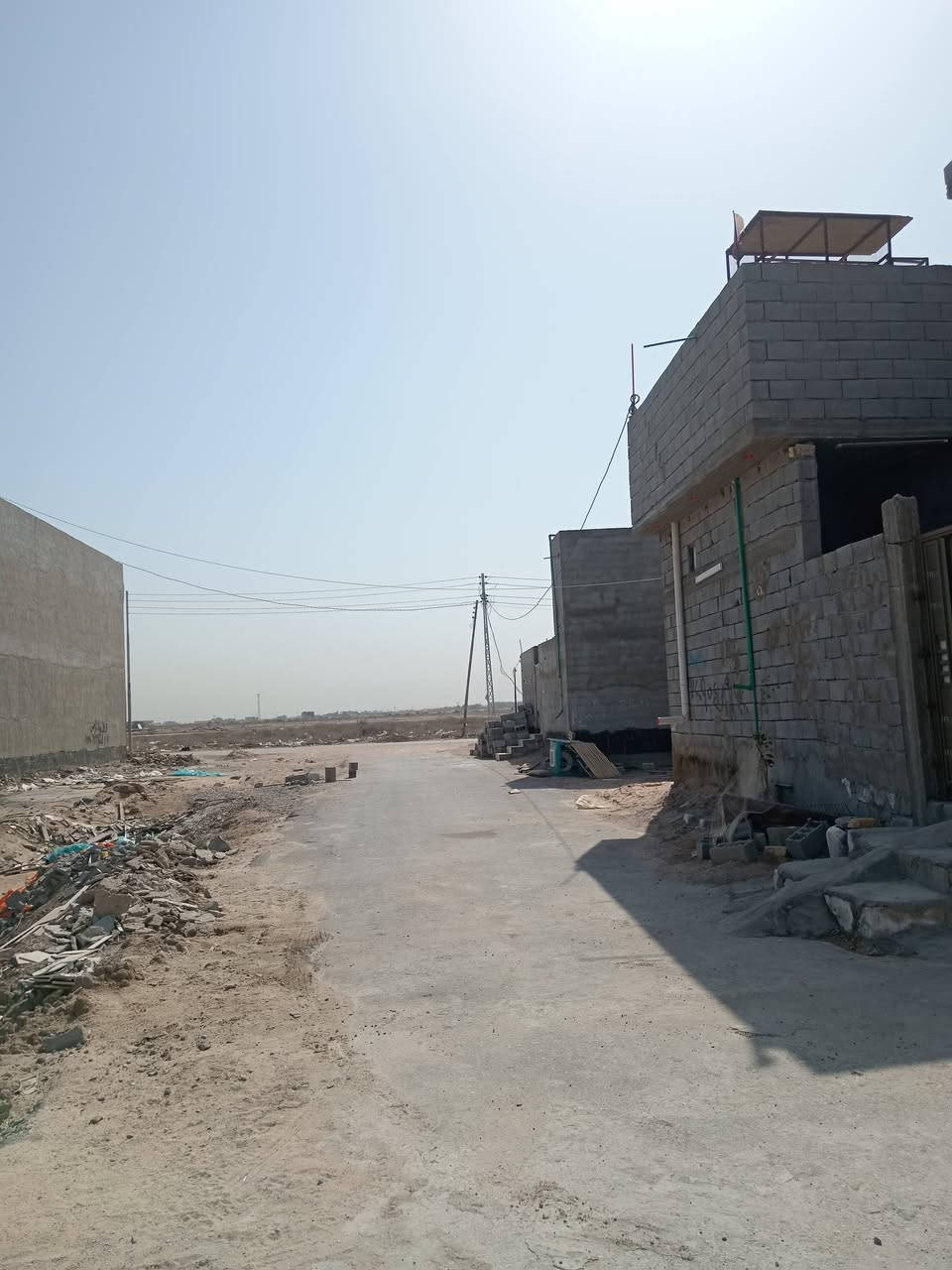 بيت 🏡 مساحه ١٠٠ متر مربع ركن على شارع شلامجه بي غرفتين ومطبخ وستقبال وصحيات بي نواقص
بيت 🏡 مساحه ١٠٠ متر مربع ركن على شارع شلامجه بي غرفتين ومطبخ وستقبال وصحيات بي نواقص قليل محجر وتطبيك طارمه وبايات وأبواب سعره ٦٥ 
 صاحب الأرض موجود بناء جناي وكاله ونسخه من الطابو ***********
