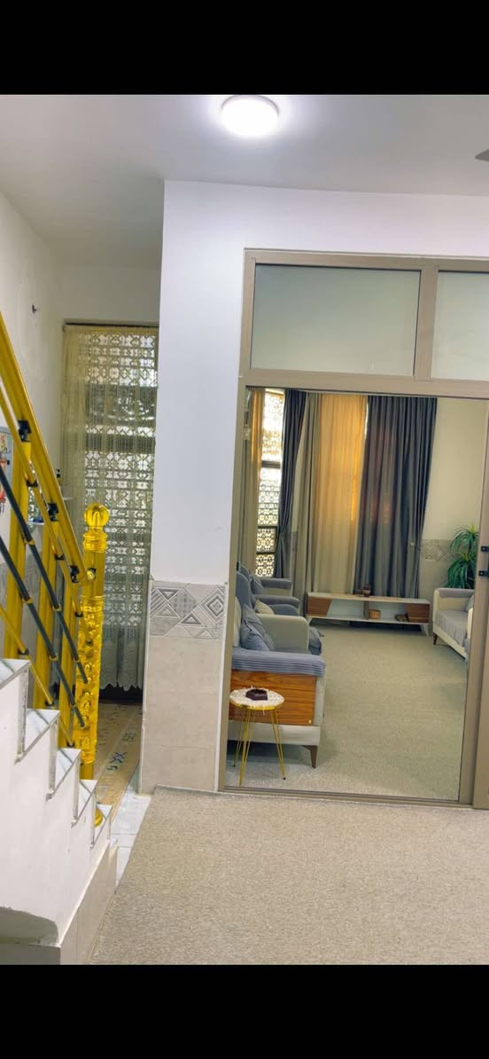 📢دار للبيع 
📍 الموقع :كربلاء حي القدس 
📏المساحه:100 متر 
🧾جنس العقار : طابو صرف 
 📌المحتويات : طابق  ونص يحتوي غرفتين وصالة 
واستقبال ومطبخ حار. وبارد كذلك يحتوي على سطحين

البيت بناء 2025
للأستفسار مراسله الصفحة أو الاتصال على ***********📞
