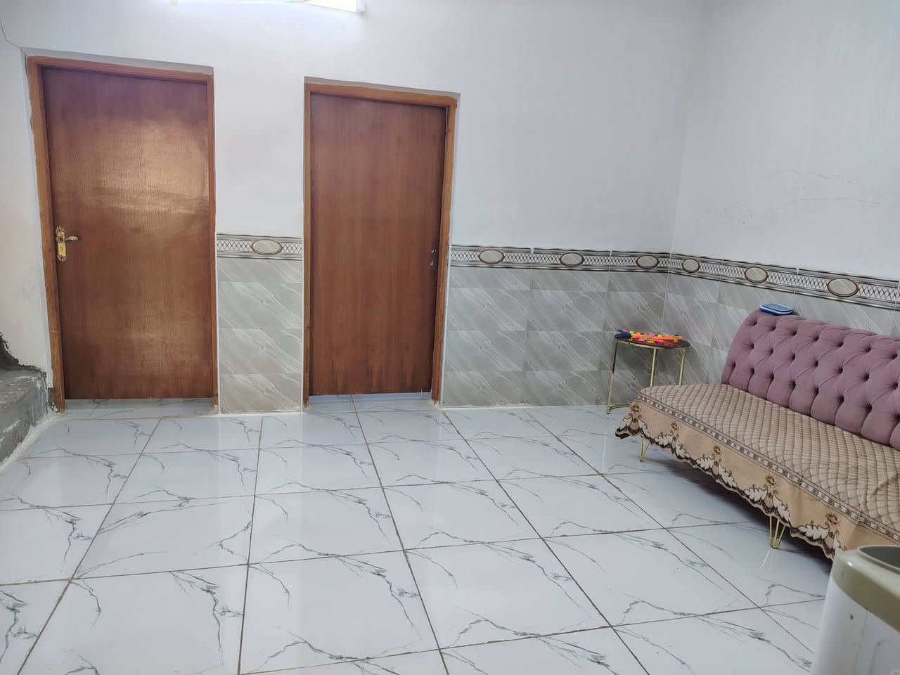 سلام عليكم
بيت زراعي للبيع المساحه ١٥٠م
يحتوي ع غرفتين وصاله ومطبخ واستقبال وطارمه وصحيات داخلية وخارجيه..خدمات ماء وكهرباء ومولدة ...موقع طريق السنيه السياحي قرب صيدلة الرامي ثاني بيت ع شارع الرئيسي.
هاتف ***********
