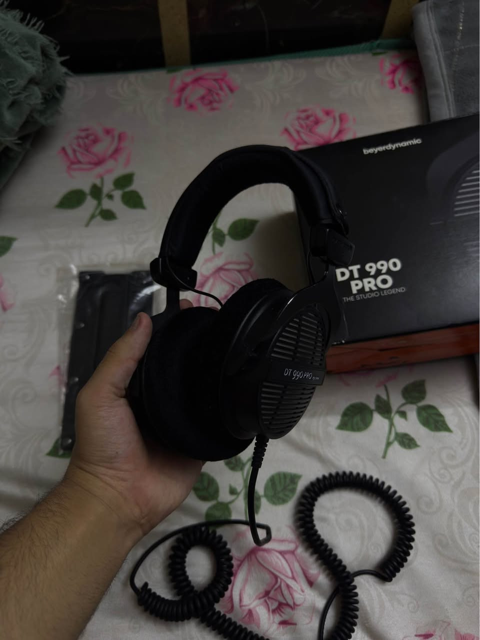 سماعة DT 990 pro 250 ohm من اقوى السماعات بلوضوح ودقة الصوت استخدام قليل والنضافه كدامكم ملحقات كامله وياها ربر مال رأس جديد كامل السعر قيم واخذ .. ورجاءا اذا متعرف اسعارها لتضلم حلال العالم 
للاستفسار *********** بغداد, العراق
