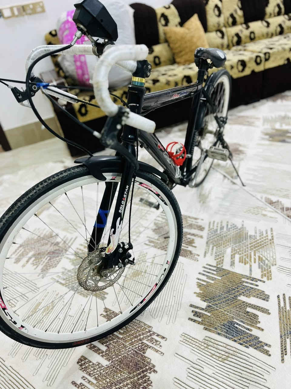 ئەم پاسکیلەبوفروشتن زورپاکوجوانە هەموگیانی بیلادی دوتای لوکی بوبستراوە تەنهاگیرەکەی ئیش ناکات 
سعری 50هزار معاملە 
عنوان کرکوک پنجاعلی 
***********
