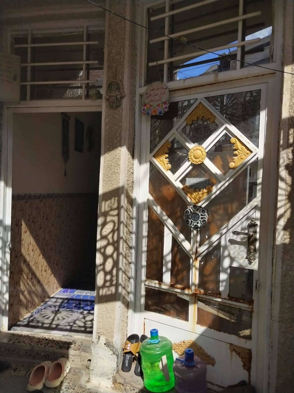 السلام عليكم بيت للبيع في حي البساتين شارع شيخ منهل ٥٠ متر بيت نضيف حلو شارع تبليط كهرباء مي مجاري كله تمام للاستفسار الاتصال او المراسله على الخاص او رقم ***********
