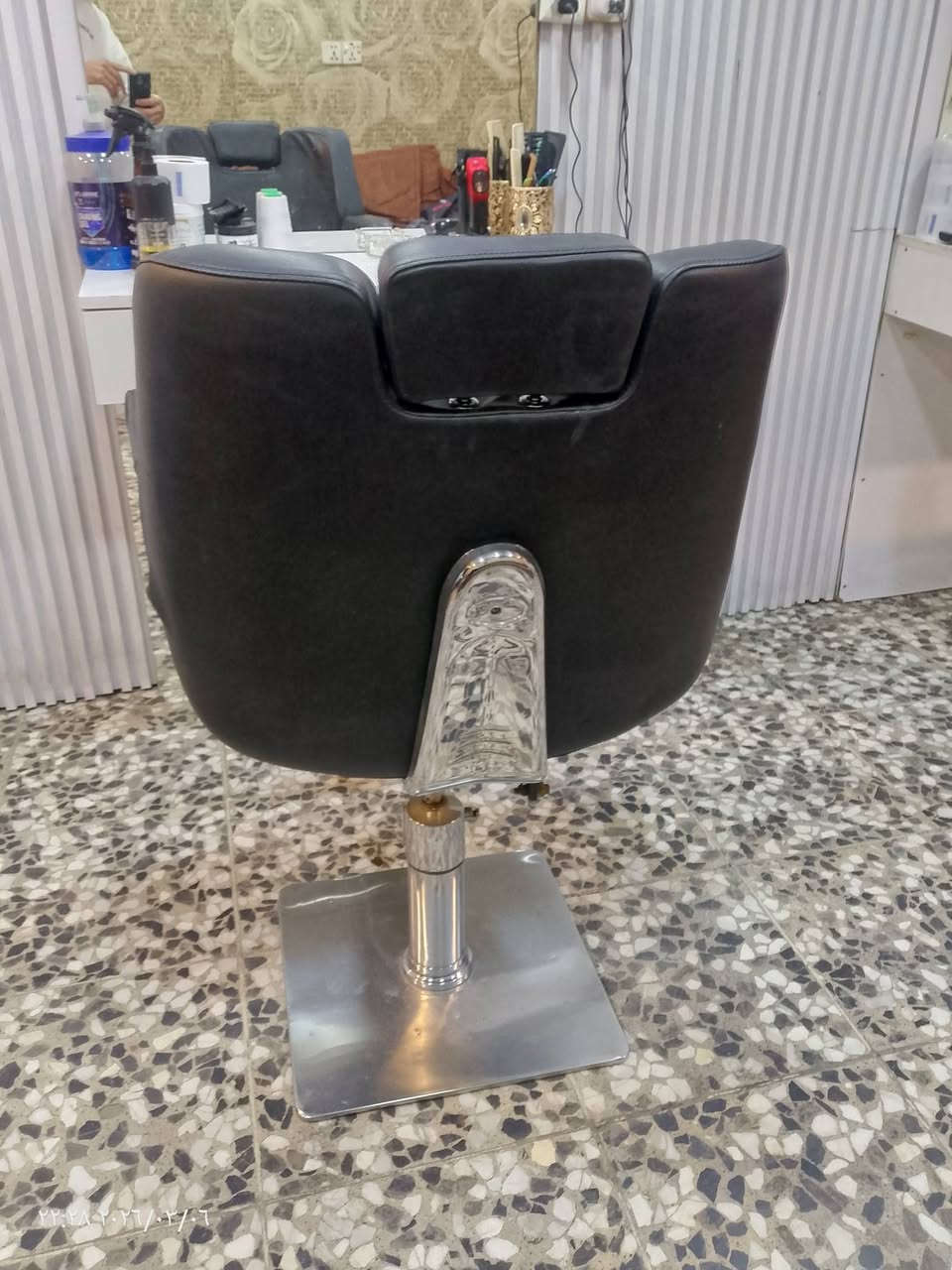 ميز لد + كرسي حلاقه
نضافه 90٪ للبيع العنوان بغداد 
***********
