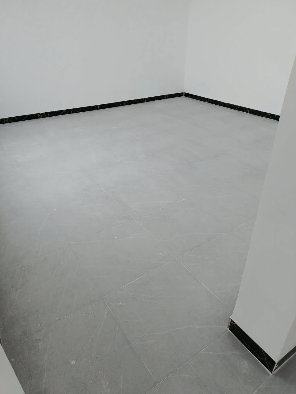 سلام عليكم خلفه سيراميك شغل درجه اولى متفرغ حالين ***********
