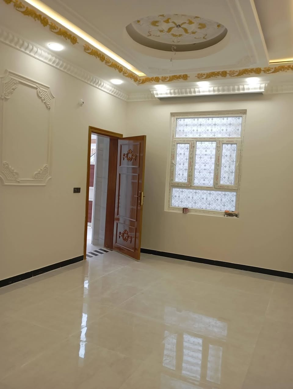 يالله دار للبيع بحي اور ثانيه قرب مكتب شاطر مساحته 200 طابقين بناء حديث يتكون من 6غرف نوم وصالتين واستقبال ومطبخ ومجموعة صحيات على شارع رئيسي لاستفسار واتساب ***********
