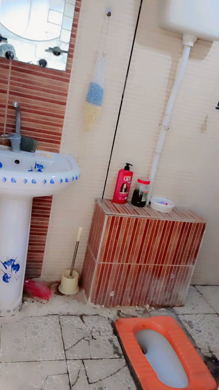 بيت ١٠٠ متر حي الوفاء قرب مجسرالزهراء طابق ونص نظيف بناء شيلمان كما موضح بالصور السعر١١٠ اي ستفسار ***********
