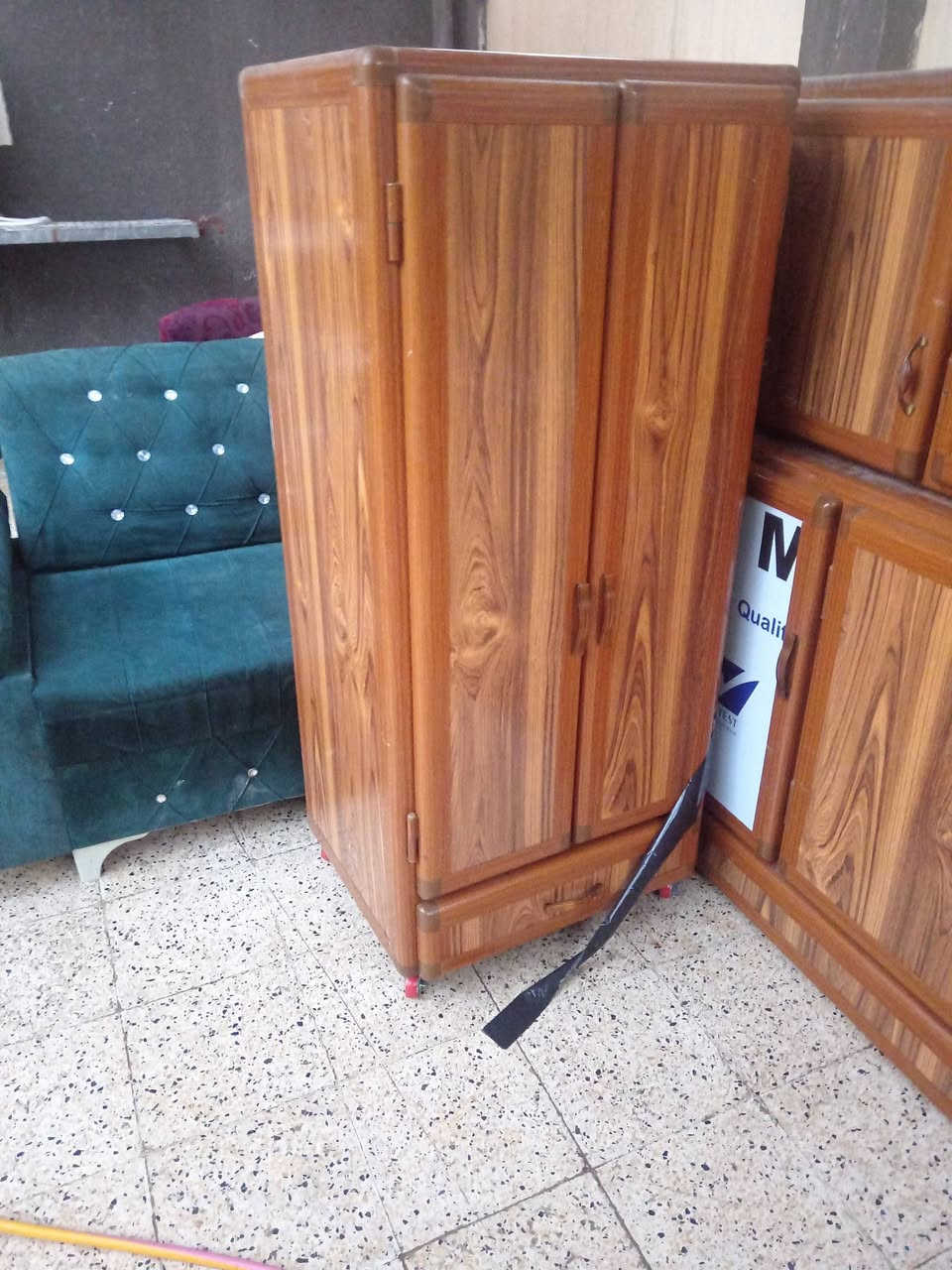 كاونتر واحد ارضي وثلاث قطع تعليق السعر 225- دولاب تعليق الملابس المنيوم السعر 50- الشراي يتصل ***********-*********** وادي حجر
