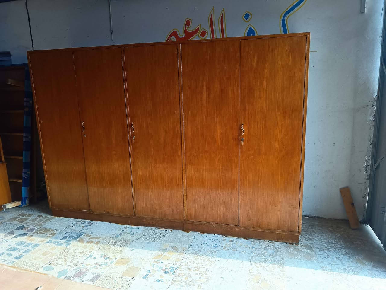 قنصور خمسة أبواب نظيف شغل ثقيل ارتفاع مترين و5 سم السعر175العنوان حي تسعين نهاية حي صدام *********** موصل, نينوى
