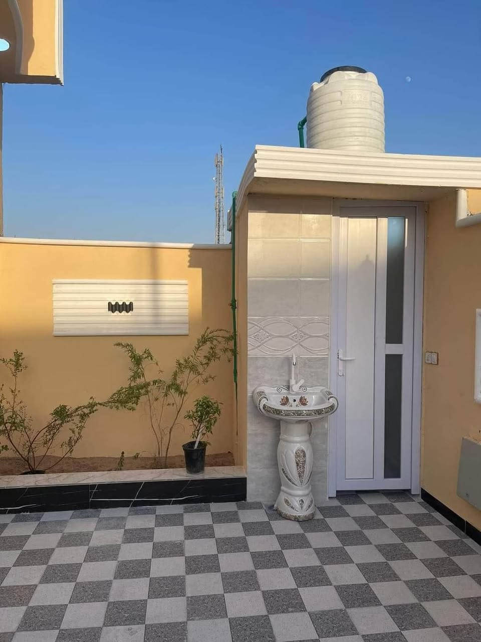 بيت للبيع 
مع الاثاث طابو صرف زراعي مساحه 200 متر شارع عشره متر
غرفتين وصاله ومطبخ وديوان وكراج 
العنوان ابو الخصيب كوت ثويني سعر 135 وبيه مجال قليل
*********** البصرة, العراق
