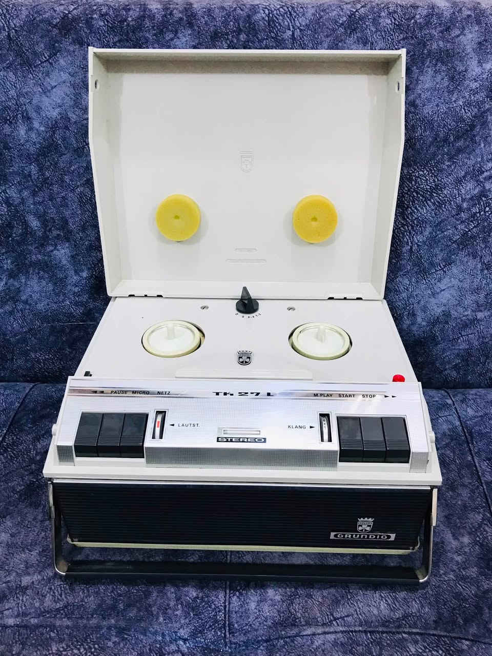 للبيع 
GRUNDIG-TK-27 L -Germany 
صناعة المانيا 1966 🇩🇪
نظافة الجهاز 95 % 
4- TRACK
6 -INCH
 للاستفسار اكثر مراسلة الصفحة 
***********  ☎️
