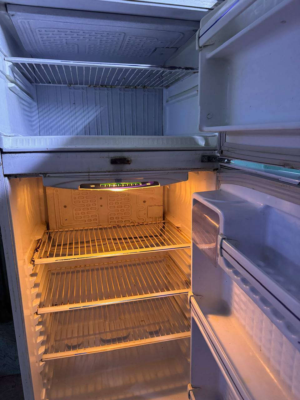السلام عليكم  من رخصه الادمن ثلاجه حجم كبير  مبدل موطورههاا شاده جديد ابو الضمان  تجميد فول السعر 150 ومجمده  شغاله بس منقصه غاز السعر 130   مكلف بل نشر   فلوجه حي الرساله ***********.   ***********
