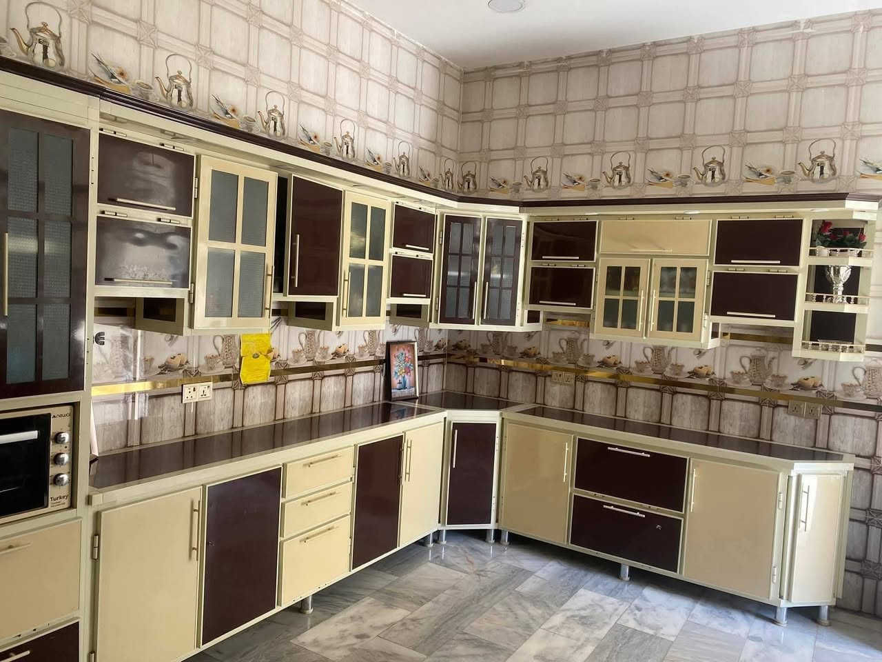 بيت للبيع  مساحة 200متر+60 متر فضله العنوان، جمعيات قرب الأربع سايدات والملعب السباعي، بظهر مجمع ريماسه للألبسة (( الواجهة 10 / النزال:  20 ))
طابقين، يتكون الطابق الأول من[ غرف نوم عدد 2 /أستقبال / صالة /مطبخ / مناور عدد 2 / مجموعة صحية داخلية وخارجية ] 
أما الطابق الثاني يتكون من [غرف نوم عدد4 /صالة/مجموعة صحية]
كونكريت، بناء سنة 2019 
السعر خاص أو الأتصال ع الرقم 
***********
