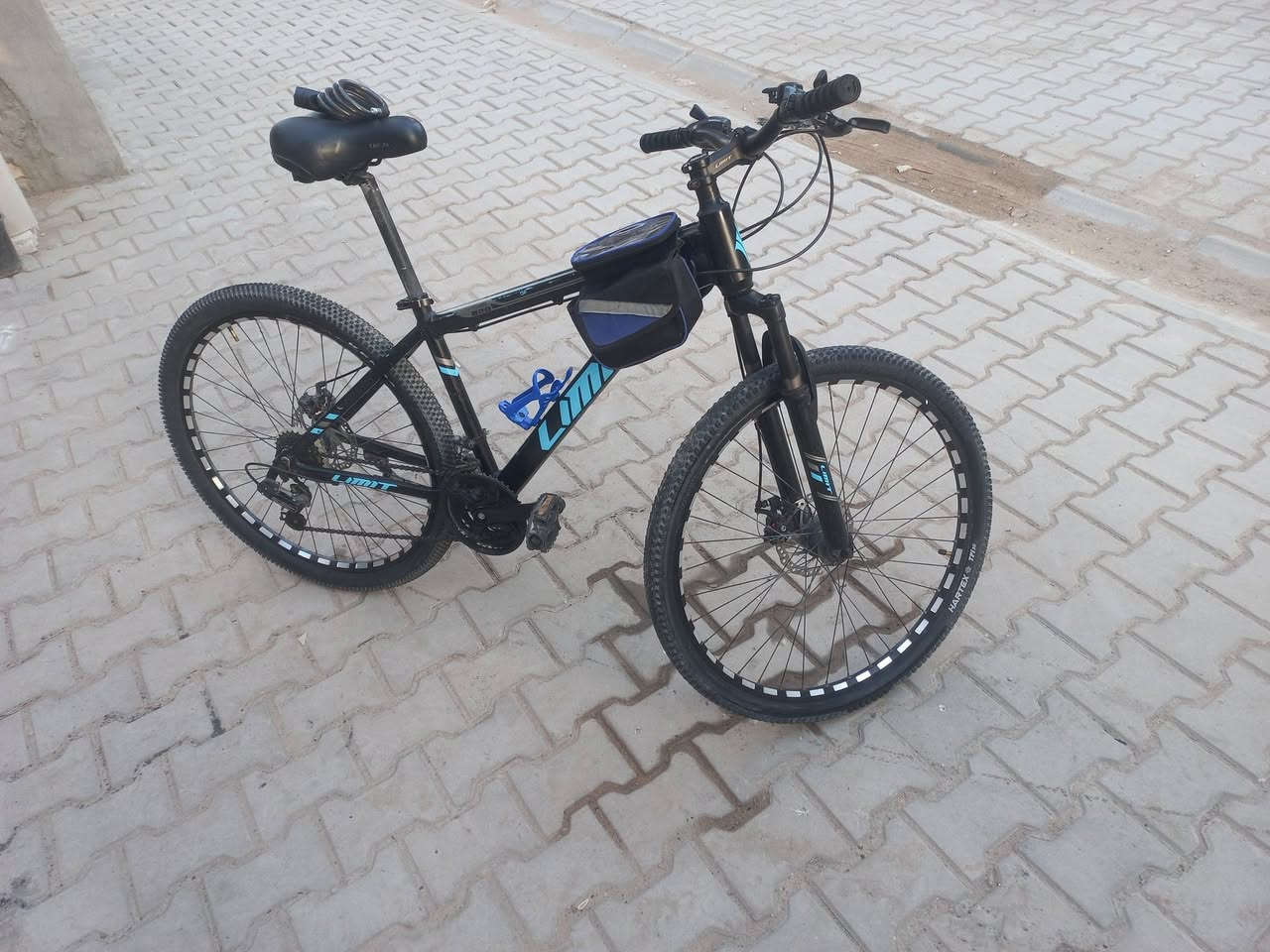 بايسكل جبلي حجم  27 بحالة ممتازة
بايسكل رياضي وجبلي، نظيف جداً وجاهز للاستخدام مباشرة.
​ المواصفات 
​حجم الاطارات : إطارات حجم 27.5 الحجم المثالي للمناورة والسرعة.  ملاحظة ( الإطارات جديدة ) 
​الهيكل: حجم 27، متين جداً وصبغ بلادي 
البايسكل بي دبلات أمامية قوية جدا لامتصاص الصدمات. 
​🎁 الهدايا والملحقات:
​حقيبة أمامية للموبايل والاغراض الشخصية حجمها ممتاز 
قفل حلزوني اصلي جديد طول متر 
​حامل مطارة ماء 
​ السعر المطلوب 130,000 دينار عراقي(بي مجال بسيط)
ملاحظة ⚠️ الكير الأمامي فقط بي مشكلة


**إذا كنت صاحب هذا الإعلان وتريد حذفه لأي سبب، رجاءا أرسل رسالة إلى الدعم الفني**