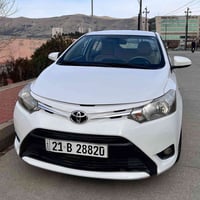 تۆیۆتا یارس 2015 مەکینە بچوک ناو زەرد  ڕەنگی سپی بەفری  بێ بۆیاخ تەنها...