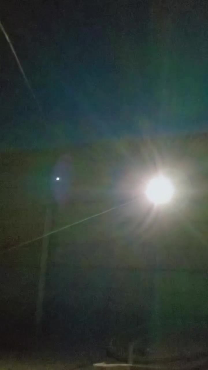 السلام عليكم  كاميرات مراقبه نوعية لهوه كلش زينه و جديد ما مستخدم هوايه ملونه بيها حساس ضوء بالليل و النهال و صوت متكونه من اربع كاميرات سعرهن 150و بي مجال⭐⭐⭐ ع فحص 🌹🌹

للاستفسار ***********
