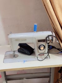 مكينة خياطة • للبيع