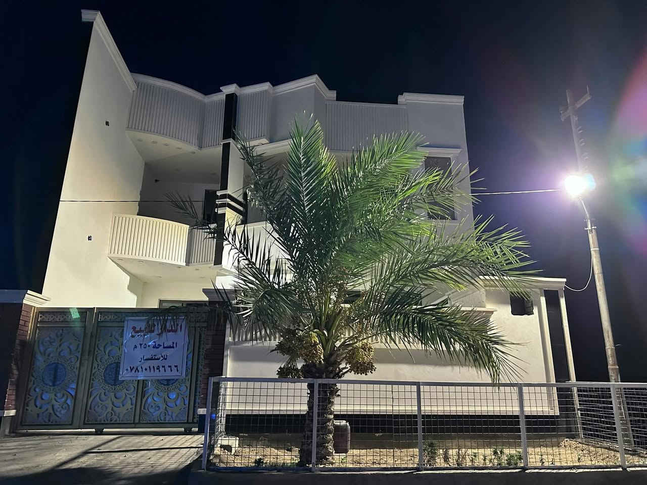 سلام عليكم بيت في السكنيه خلف الكليه الاداره والاقتصاد مساحته 250 طابو صرف بناء طابوق بي غرفه جوه وغرفتين فوك ديوانيه صاله ومطبخ صاير بلخلف مناور ثنين شارع كدامه 15 خدمات كامله منطقه كلها زينه 
 سعره 160 وبي مجال رقم تلفون 
 ***********

