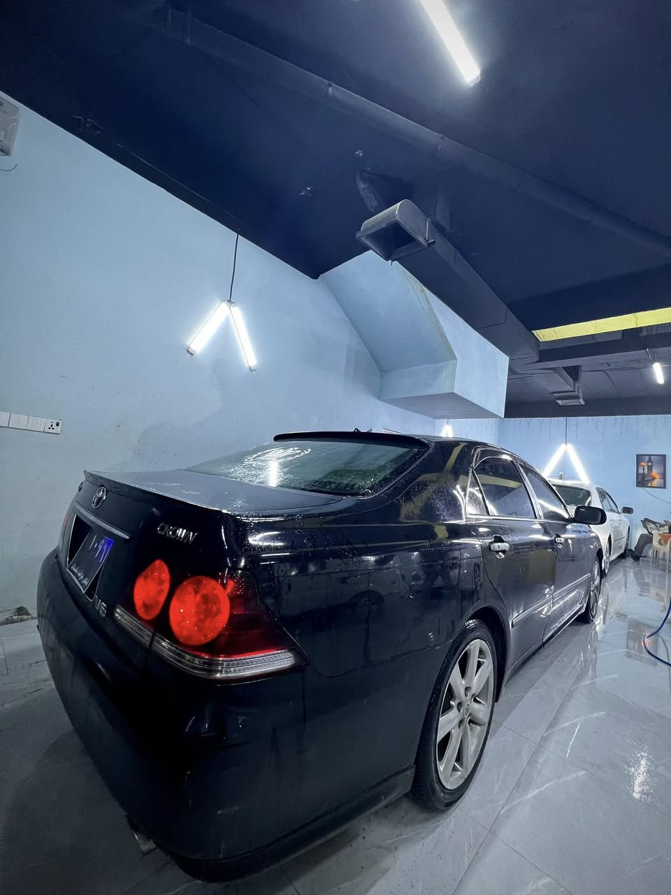 شاهینە مووس  تازە داخل
مۆدێل ٢٠٠٥
گێر و مەکینە ١٨٠ مەرخوب
ناو قەیسی فۆرمیکا سور
شاشە و حاسە
تایەو ویلی دینگەیەو زۆر تازەیە
برێکی بەستراوە
جامی هەلگیراوە
چاڵ و شوختی نیە هەیکەلی زۆر جوانە
کارەبای مەزبوتە
سارد و گەرمی بەستراوە
دەعم و لێدرانی نیە.

گۆرینەوە ناکەم تەنها فرۆشتن
نرخی ٦٤گەلا کەمێک مەجال.

***********
