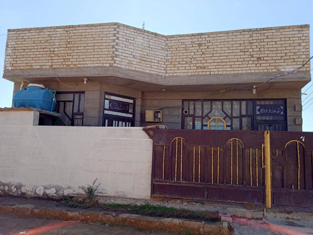 دار للبيع حواس حي المختار مساحة البيت 200م والقطعة 200م يتكون من 2غرف نوم واستقبال وصالة ومطبخ
للاستفسار الاتصال ***********
