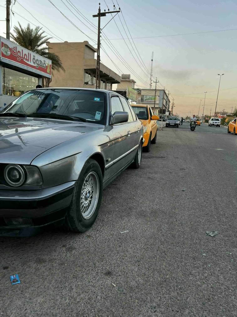 السلام عليكم 
بي تم موديل ١٩٩١ 
٥٢٥ كير اوتوماتيك
رقم كركوك سنوية جديدة لحد ٢٠٢٩ 
بها بطاقة بنزين 
تبريد
شرط تحويل و غرامة 
سعر : ٦٠ بها مجال بسيط لطيبين *********** كركوك, العراق
