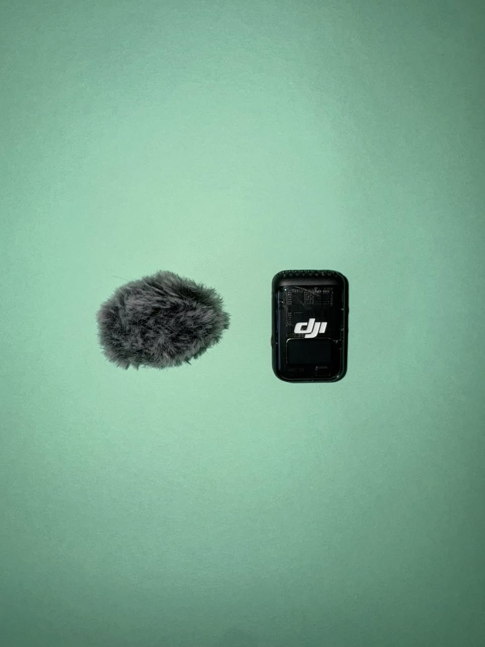 للبيع DJI Osmo Pocket 3 Creator Combo

استخدام قليل جداً  جداً جداً جداً وحالة ممتازة جداً بدون اي شخص واحد . 
نسبة النظافة 100% 

محتوياتها : 
‏Osmo Pocket 3 × 1
‏DJI Mic 2 Transmitter (Shadow Black) × 1
‏DJI Mic 2 Windscreen × 1
‏DJI Mic 2 Clip Magnet × 1
‏Osmo Pocket 3 Battery Handle × 1
‏Osmo Mini Tripod × 1
‏Osmo Pocket 3 Wide-Angle Lens × 1
‏Osmo Pocket 3 Carrying Bag × 1
‏Type-C to Type-C PD Cable × 1
‏Osmo Pocket 3 Protective Cover × 1
‏DJI Wrist Strap × 1
‏Handle With 1/4" Thread × 1
هذه جميع محتويات صندوق الكامرة فقط 

مع مجموعة فلاتر Telesin (ND16, ND64, ND256, CPL وغيرها) وكلها غير مستخدمة ابداً جديدة . 

حامل مغناطيسي للكامرة 

قطعة النظر في الشمس يعني قطعة تكدر تخليك تشوف الشاشة بالشمس 

جميع الملحقات تعمل بدون أي مشاكل.

مناسبة للفلوگات وصناعة المحتوى والتصوير الاحترافي وتكدر تشوف فديوهات عليها باليوتيوب 

للملاحظة
 ((سعر الكامرة مع محتويات الكامرة 680 الف ))
(( سعر الفلاتر وحدها 60 الف ))
(( سعر المغناطيس الحامل للكامرة 15 الف ))
(( سعر غطاء الكامرة 5000 فقط ))
((((( تخفيض في حال شراء المجموعة كاملة يصير السعر 740 الف فقط بدلاً من 760  الف ))))))))

للمعلومة سعر الكامرة الجديدة في السوق 815 يعني اني منطيك كل هل منتجات وبسعر 760 فقط !!! 

المعاينة والفحص قبل الشراء.

للتواصل
خاص او على الرقم ***********
