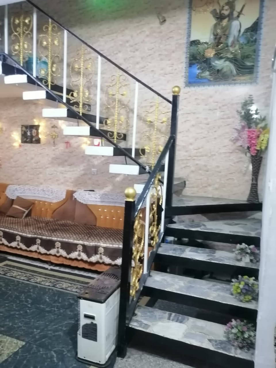 🔥 فرصة مميزة للبيع – موقع نادر  
زعفرانية  (أربع شوارع) 🔥
دار للبيع بموقع ممتاز جدًا أربع شوارع، تهوية وإضاءة طبيعية من كل الجهات 👍
📐 المساحة: 125 متر
🏠 البناء: طابقين مرتب وكامل
🔹 الطابق الأرضي:
استقبال واسع (3.75 × 6)
مطبخ عملي (2.5 × 5)
هول جلوس مريح بوسط الدار (4 × 5)
غرفة نوم (4 × 5)
ستور (مخزن)
تواليت + حمام منفصل
🔹 الطابق الأول:
غرفة نوم (4 × 5)
غرفة كبيرة (5 × 6)
غرفة بسويت (حمام + تواليت خاص)
🔹 السطح:
شتايكر مرتب
مخزن (4 × 5)
✨ الدار مناسبة للسكن العائلي وموقعها مميز جدًا بسبب كونها أربع شوارع (خصوصية + تهوية + سهولة وصول)
📞 للاستفسار والتواصل:
***********
🏢 مكتب الفرقان للوساطة العقارية
نستقبل عروضكم وطلباتكم (بيع – شراء – إيجار)
#زعفرانية
#طابو_صرف
#عقارات_زعفرانية
#عقارت_بغداد
