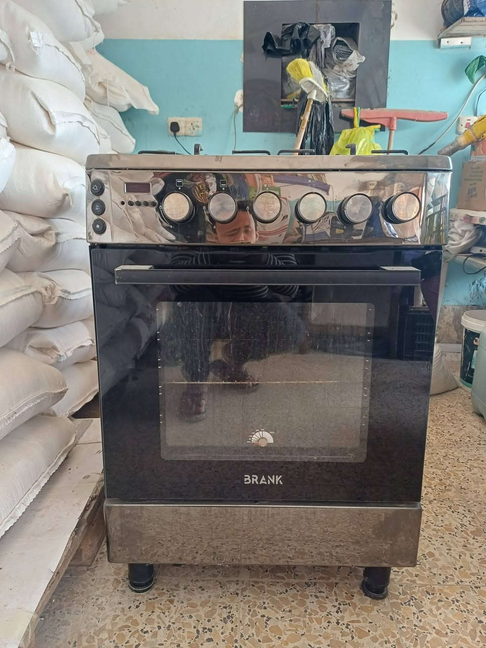 السلام عليكم للبيع عندي طباخ نقص عين وعندي ثلاجه نقصها لاستيكه مال الباب العنوان كوت انوار الصدر شارع المواكب ***********
