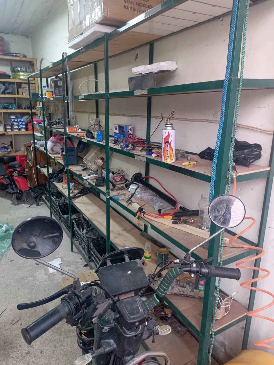 السلام عليكم
رف حديد للبيع بدون الخشب الي بداخله
طول ٤ متر 
٦ طوابق عرض الطابق ٣٠سم
ارتفاع اكثر من ٢ متر 
زاويه انج وربع 
سمك مليم ونص حسب ما اذكر. 
سعر ١١٠ الف 
مكاني ناحيه الزاب الاسفل 
للاستفسار تواصل واتساب ***********
@إشارة
