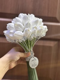 مسكة عروسة • ٣٥ وردة • مزينة زاركون