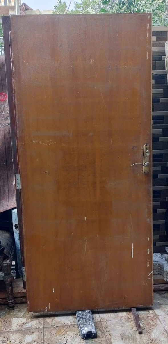 ابواب مستعملة البيع سعر الباب ب25000 الف دينار الاتصال ***********
