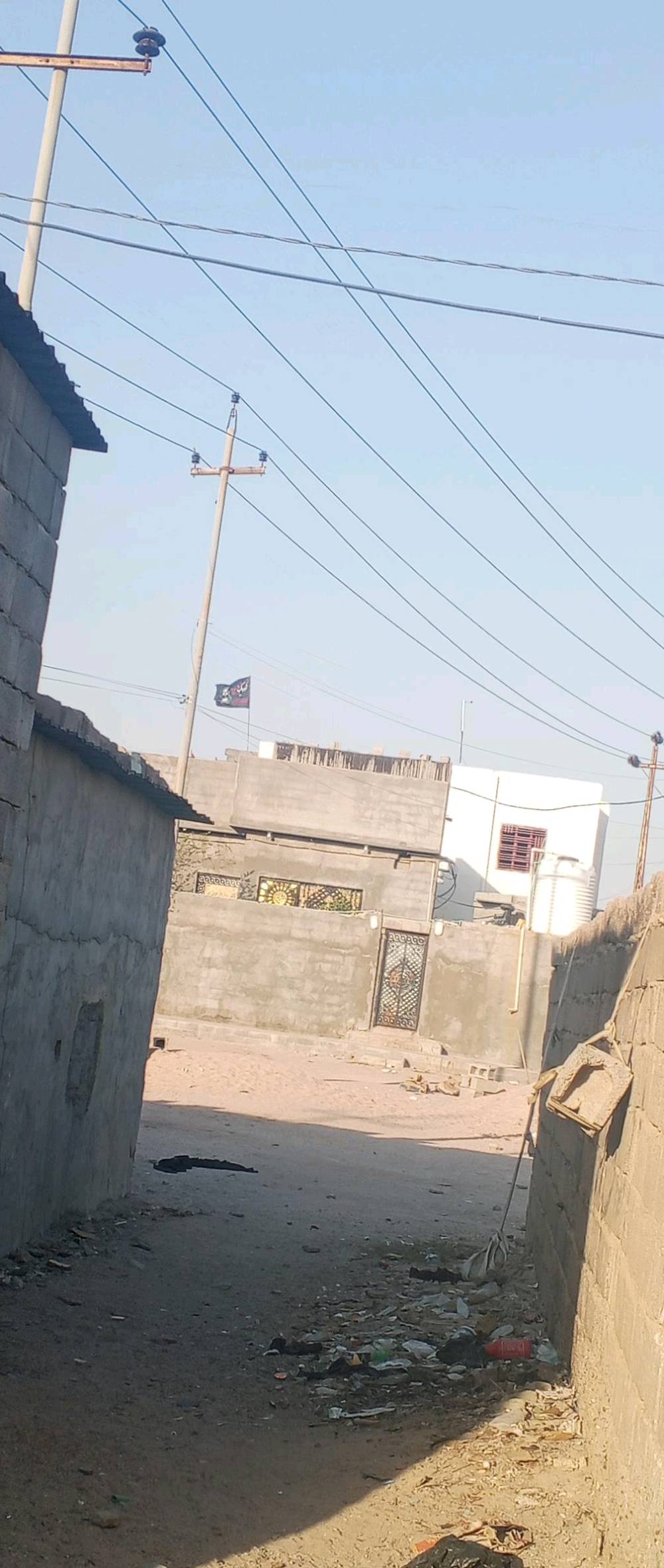 بيت للبيع سفوان مساحة 100متر حي الحكيم مدرسة لانجم الصاعدة سكف جينكو زراعي نت ضوئي وكهرباء بابة الماي خطة جديدة عنة بفرع واحد مكفول منل كص ول ازالة غرفتين ومطبخ  صحيات مسلح معة مساحة حوش السعر 8غابل لتفاوض
العقار طابو شنو بالضبط؟ زراعي لو سكني لو غيره، والمعاملة جاهزة لو بيها إجراءات؟: 
زراعي 
البيت موقعه وين تحديدًا بسفوان؟ قريب من شنو معلم أو شارع رئيسي حتى المشتري يعرفه بسهولة؟: 
حي الحكيم
كم عدد الغرف والحمامات والصالة والمطبخ بالضبط؟ وأكو حوش/سطح/مخزن إضافي؟: 
2
بيته بيه أي ملاحظات أو شغلات تحتاج تصليح، مثل الرطوبة، السقف، الكهرباء، أو التمديدات؟: 
جاهز
شلون يكون الاستلام والدفع: كاش فقط لو أكو تفاوض/تقسيط؟ وشنو رقم التواصل ووقت المعاينة المناسب؟: 
كاش فقط