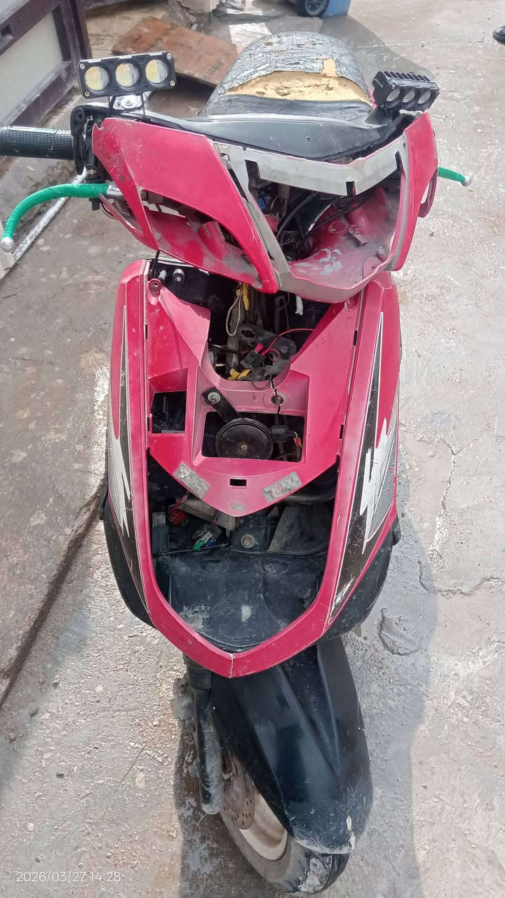 السلام عليكم 
سكنس نثية 140 الدراجة شلعة ومعدل مثل ما موضح بالصور ما ناقصها اي شي اما الي يكول شنو هذا الصوت فهو صوت كلجات واهل الخبرة يعرفون الدراجة ابد ما عطلت بية تشتغل هندر اما السلف رادلة بس باتري لان البيهة ميت ما يشغلهة  رايدهة ب250 مكاني الدورة 
***********
