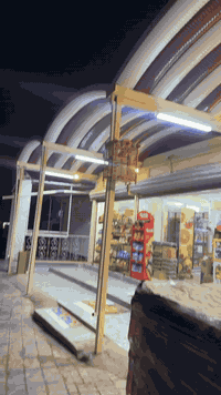 سلام عليكم بلبل قلاب اليف قفص مايسكت ابد وين متخلي يغرد هواي بي لسانات حلوه هوه ولقفص ٨٠قفل مكاني جسرديالئ الساهرون رقمي ***********
