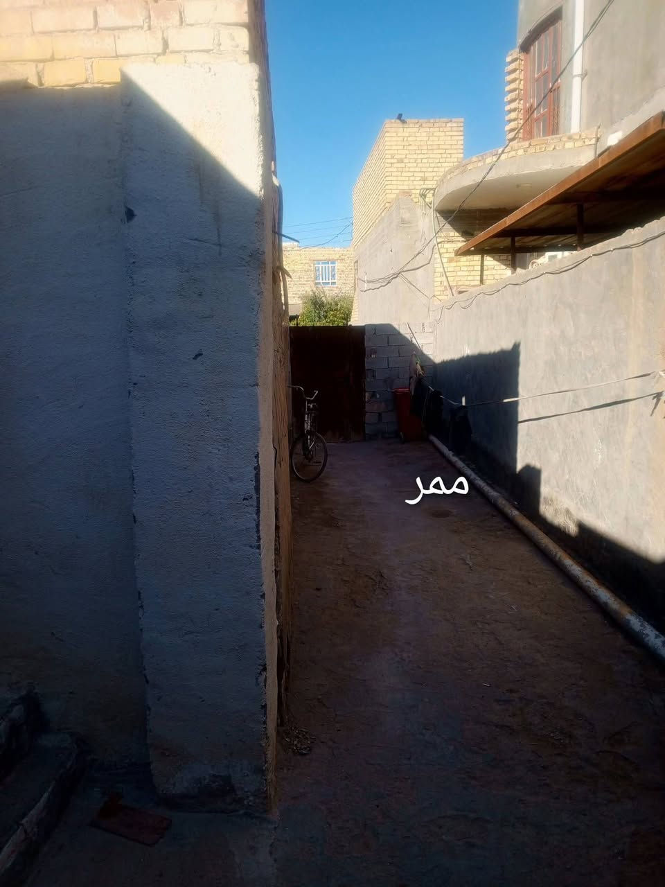 بيت للبيع مساحة 200 م البيت غرفتين وصالة ومطبخ وديوانية ودربونة قرب مؤسسة العين. البيت معاملة ماكاملة الاتصار على رقم أبو البيت ***********
