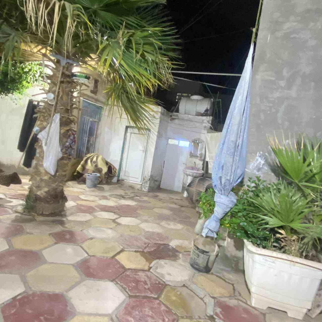 بيت البيع النجف الاشرف كوفه شارع المعمل مساحه 200  غرفتين وصاله  واستقبال  صحيات خارجيه وطارمه كبيرة ومكشوفه داخليه سعره 55 وبي مجال للاستفسار على الرقم ***********
