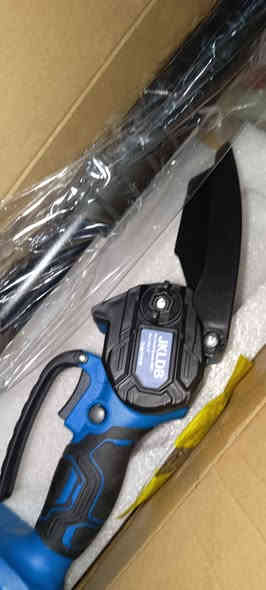 مقەستو مشاری شەحن
٢مەتر درێژئەبێ بۆ هەرشوێنێکی بەرزبتەوێ بە ئاسانی ئەگات
٢باتری گەورەی لەگەڵە  ٢١ڤۆڵتە
نرخ٧٥هەزارە
گەیاندن هەیە
*********** السليمانية
