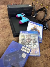 🔹 للبيع PlayStation 4 سلم – حالة ممتازة 🔹 • الجهاز يعمل بكفاءة عالية و...