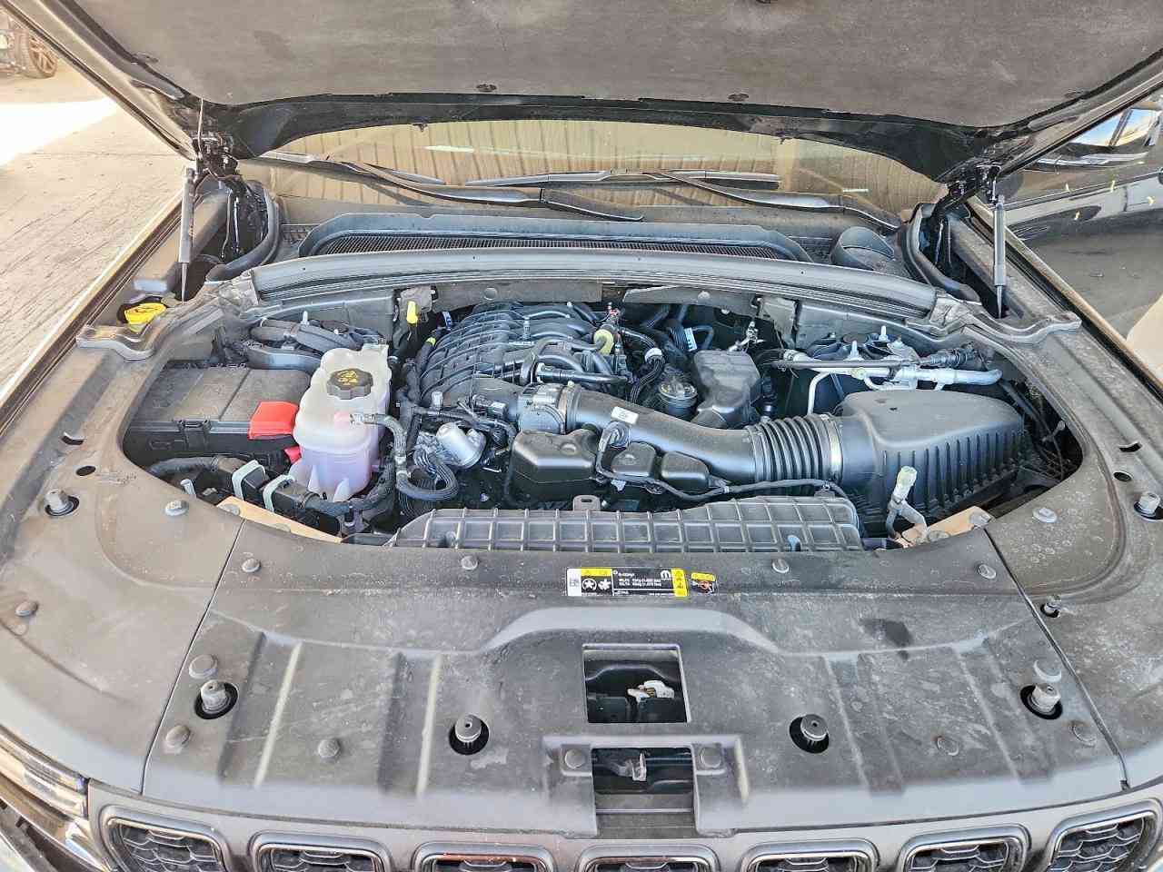 السلام عليكم جيب كراند شيروكي لمتدد موديل 2025 حادثها موضح بالصور مشحونه لعمان توصل يوم (25/3/2026) يعني بعد شهر توصل تشتغل السياره عمان خمسه راكب ماشيه (10000) تدخل شهداء او حره السعر واصل بدون كمرك تصليح او كمرك ب($22:300) بشدتتين 23 ورقه للاتصال ***********
